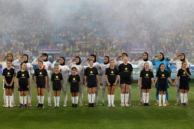 Saludo militar y mano en el corazón, las jugadoras del