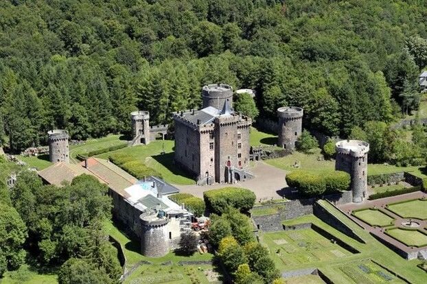 «Sola, no puedo lograrlo»: en Puy-de-Dôme, la propietaria del Château