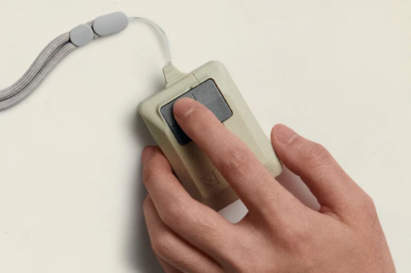 Spigen da un aire de Macintosh (también) a los Airpods