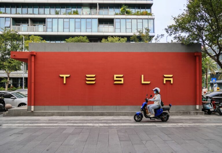 Tesla negocia 2,9 mil millones de dólares en equipos solares