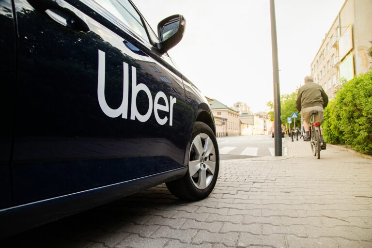 Uber comienza el despliegue de sus robotaxis en Europa, en