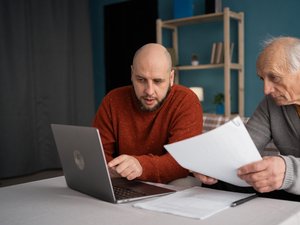 Una guía para facilitar los trámites de los cuidadores