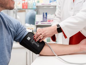 ¿Cómo afecta la sal a la presión arterial?