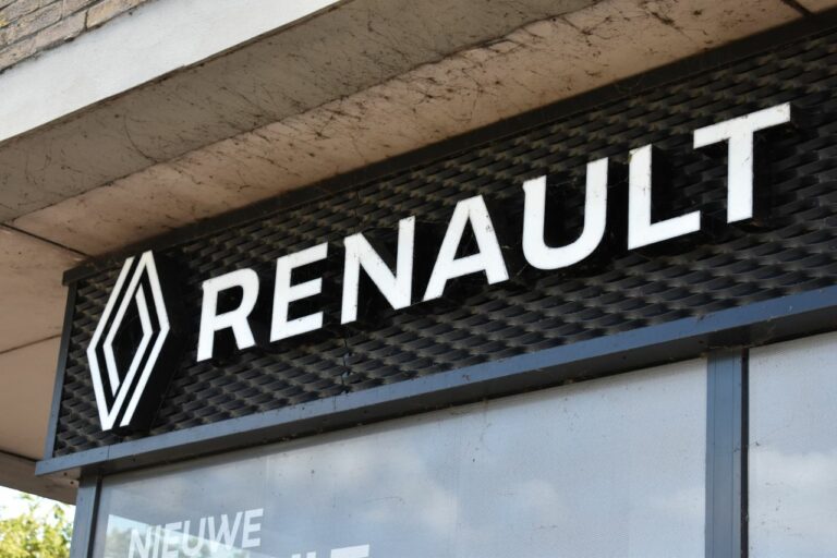 ¿El antídoto de Stellantis? Renault quiere eliminar los motores térmicos