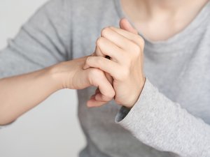 ¿Por qué algunas partes del cuerpo crujen al movernos?