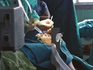 Mientras debía someterse a una operación de senos paranasales, pierde