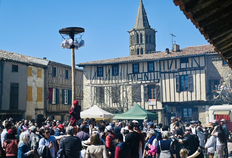 Por la 50ª Fiesta de la Cocagne, funámbulos, lanzadores de