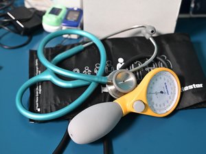 Un hombre haciéndose pasar por médico es investigado tras vender