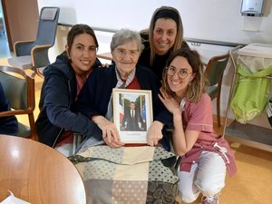 Fan de Emmanuel Macron, Jeanine recibe un retrato dedicado del