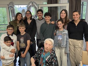 Colette Touzet celebró su 100 cumpleaños rodeada de su familia