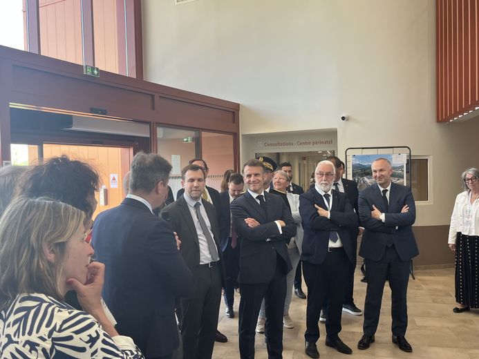 Emmanuel Macron escucha las presentaciones en el hospital de Lavelanet.