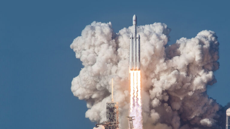 A falta de Starship, este cohete gigante de SpaceX despega