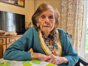 A los 100 años, Yvette mantiene la mente ágil y