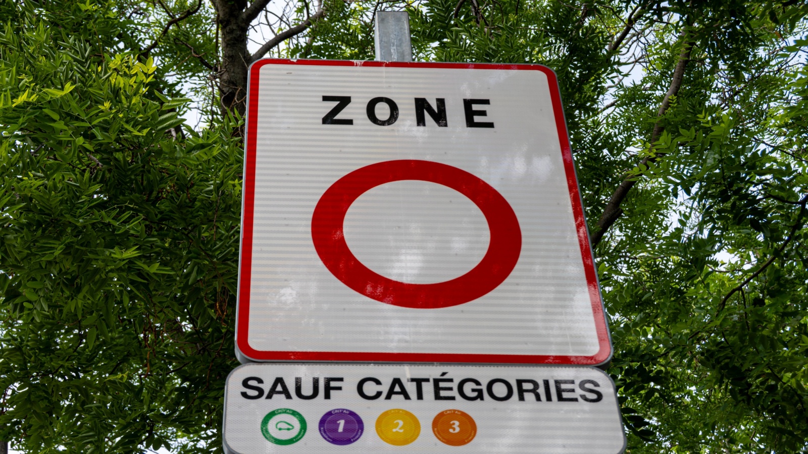 Al eliminar definitivamente las ZFE, Francia debilita la transición hacia