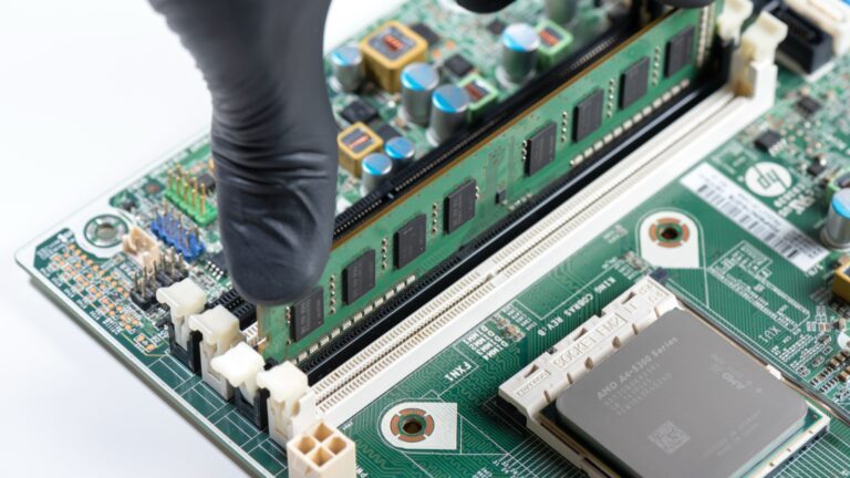 Apple podría comprar toda la RAM disponible para sofocar a