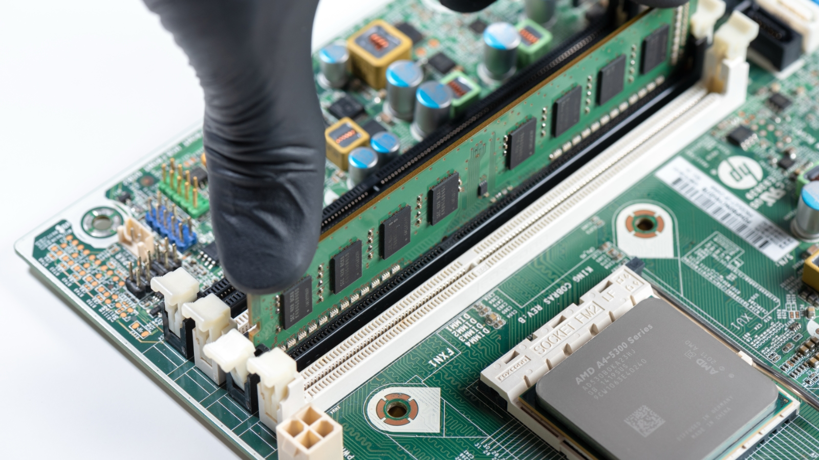 Apple podría comprar toda la RAM disponible para sofocar a