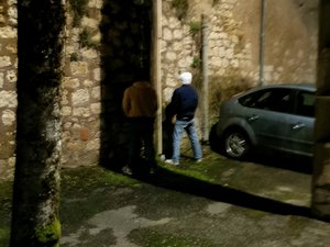 Causa lesiones a un hombre tras orinar en su puerta:
