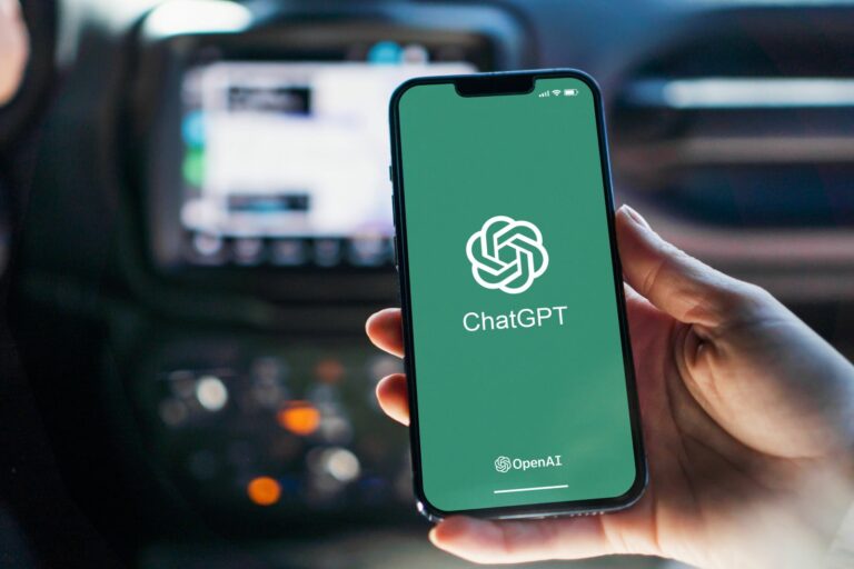 ChatGPT llega a Apple CarPlay: ¿para qué sirve realmente en