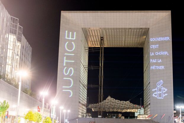 «Courage», «Justice», «Protection»: Amnistía proyecta sus mensajes contundentes en monumentos