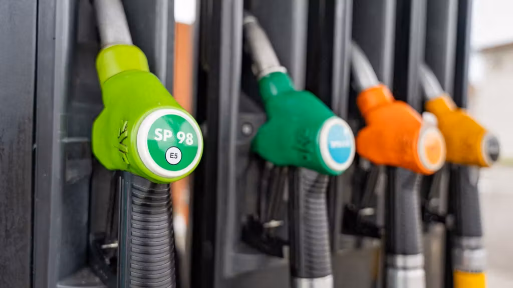 El consumo de combustibles se desploma, Emmanuel Macron considera «