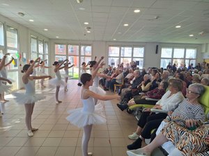 Encuentro intergeneracional en el EHPAD de Rulhe