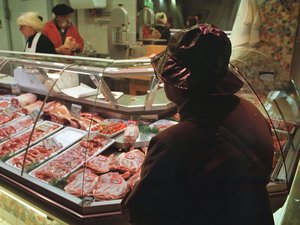 Entra en una carnicería con un cuchillo y finge apuñalar