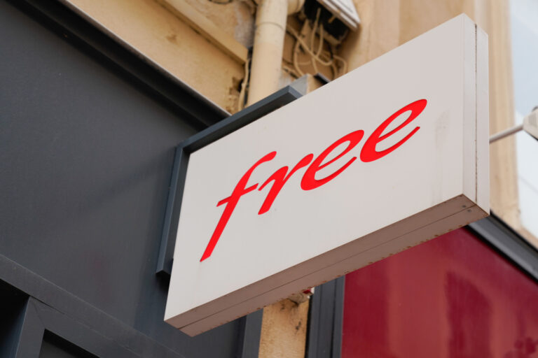 Free demanda más de 2,4 mil millones de dólares a