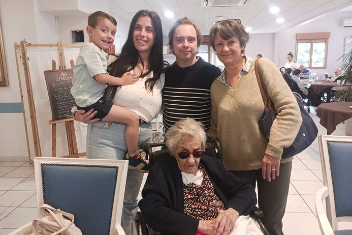 Jeanine, entourée de Raphael, Camille, Mathieu et Louise.