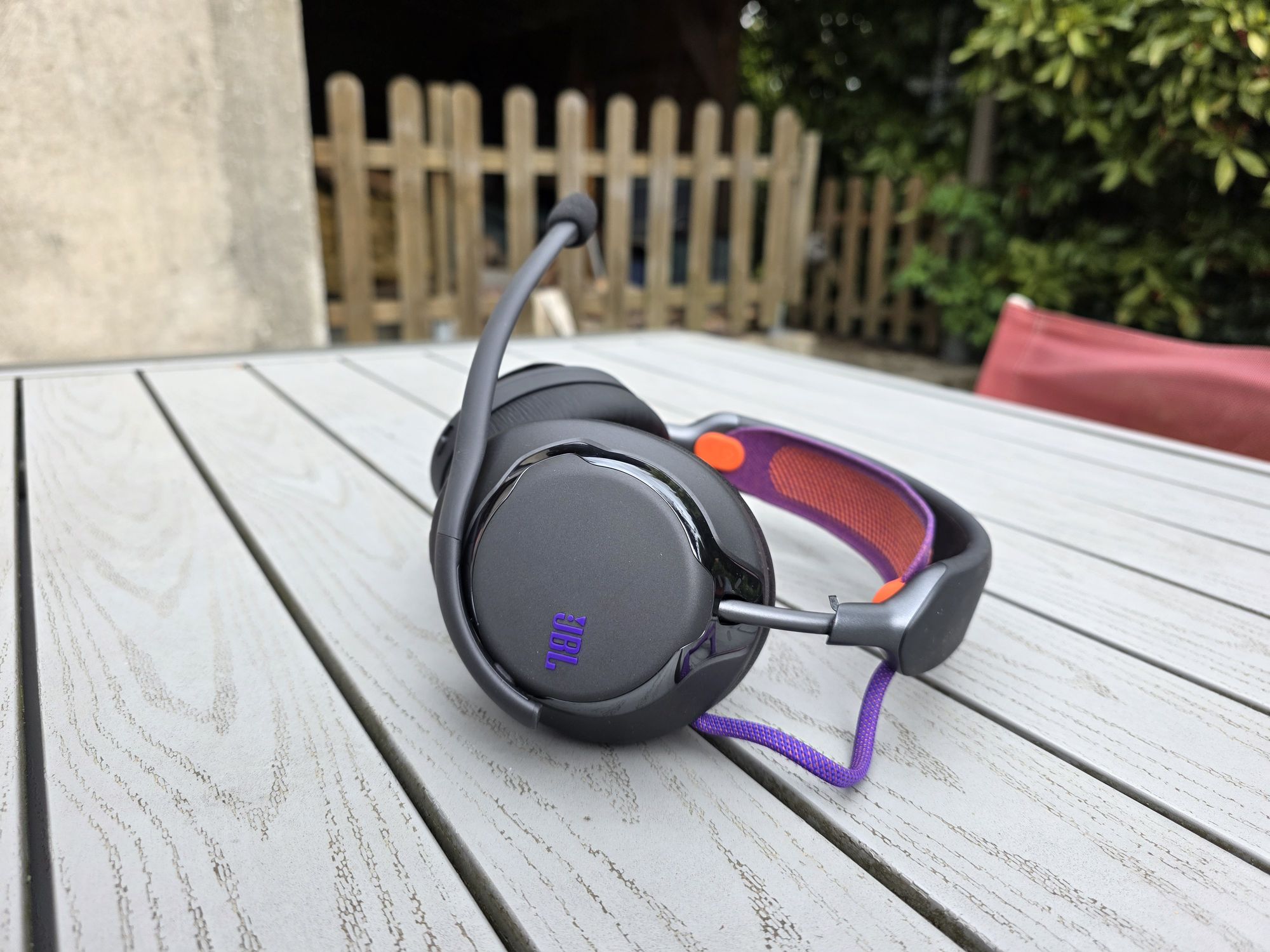 JBL Quantum 950: un auricular gaming cómodo en todas partes...