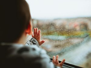 Jugaba junto a la ventana: un niño de dos años