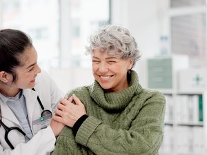 La esclerosis múltiple: ¿y si la edad redefiniera los desafíos?