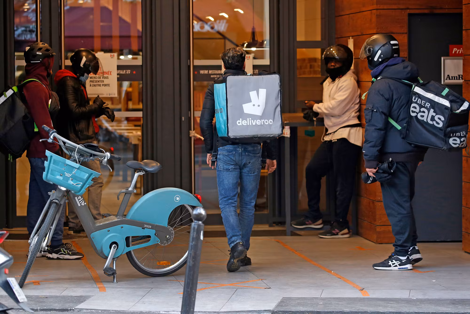 Las plataformas de entrega Uber Eats y Deliveroo enfrentan una