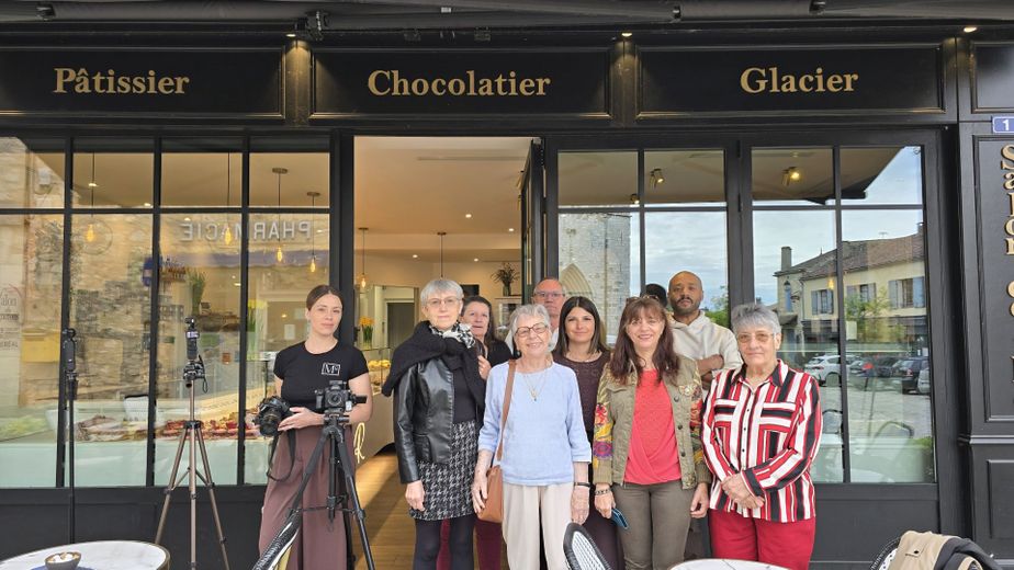 Los mayores transforman una pastelería en plató de cine para