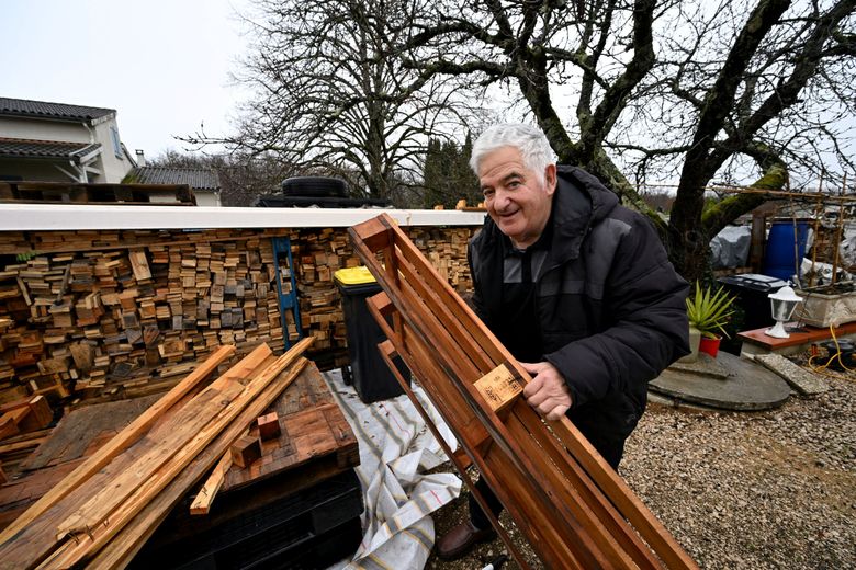 Retirados usando pallets para calefacción