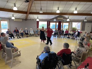 SOS. Una tarde de baile en el Ehpad de las