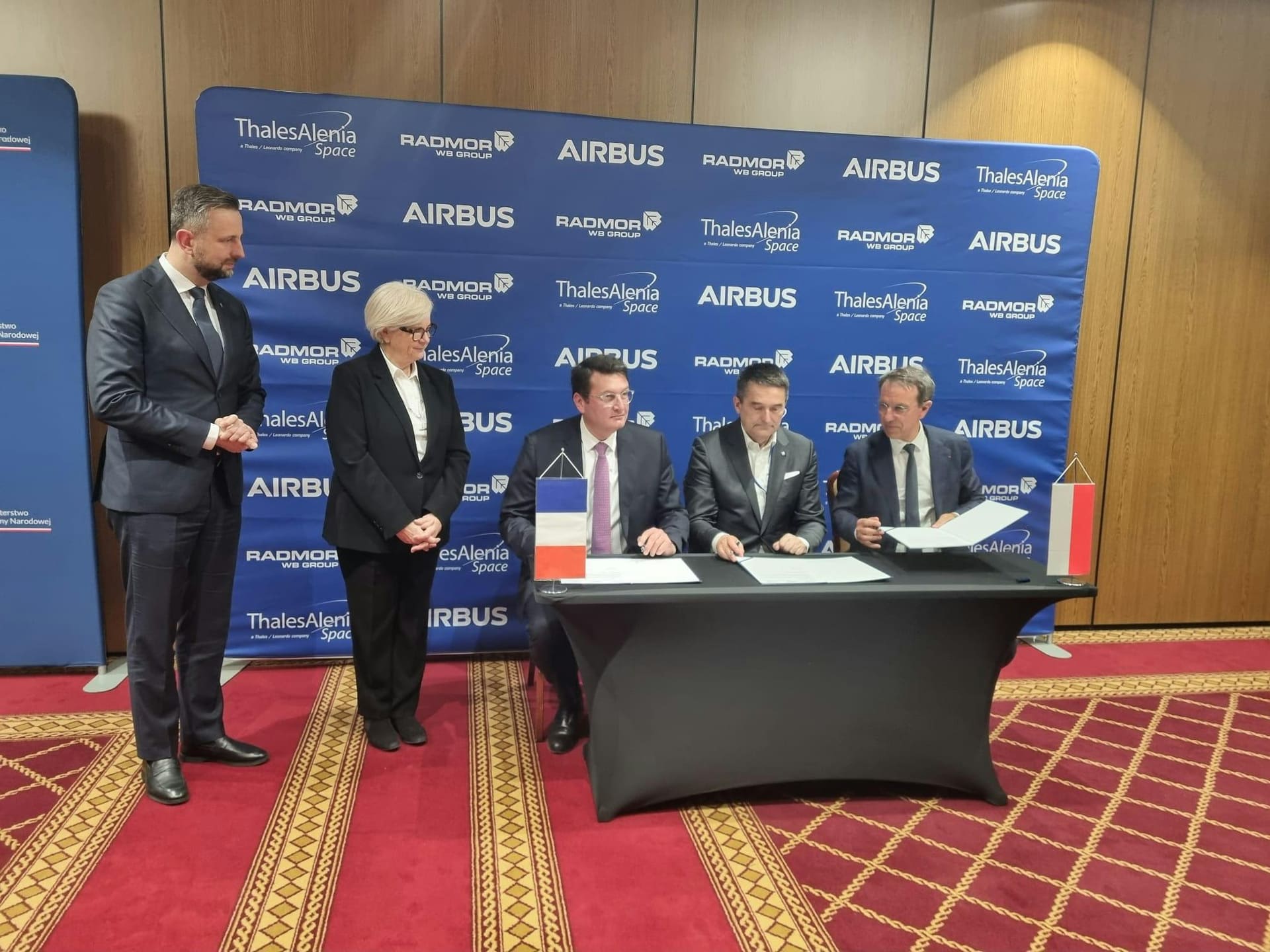 Thales y Airbus se asocian para lanzar un satélite de