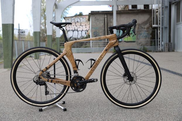 Un exingeniero reconvertido en ciclos diseña bicicletas de madera acreditadas