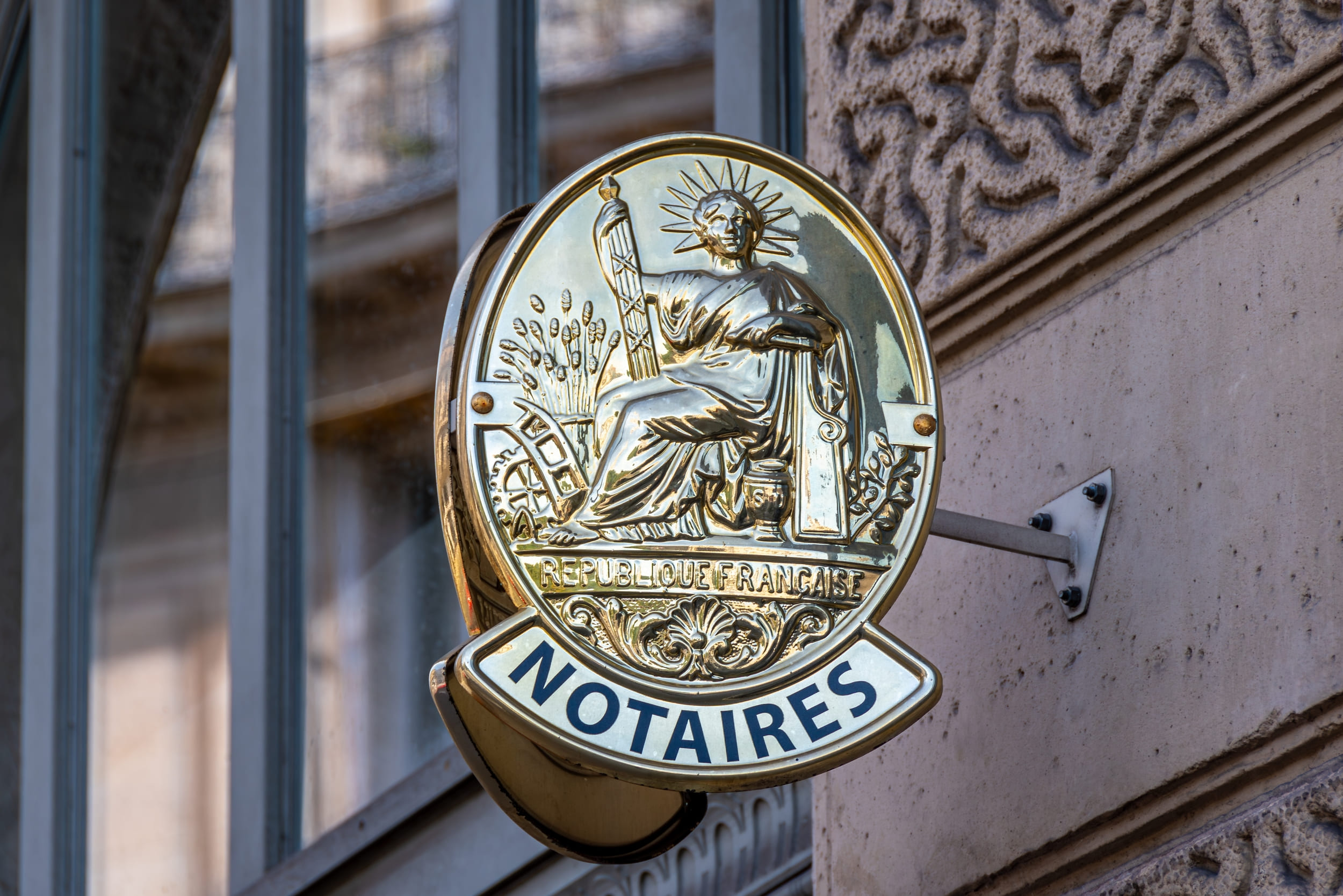 Un notario condenado por el tribunal de París