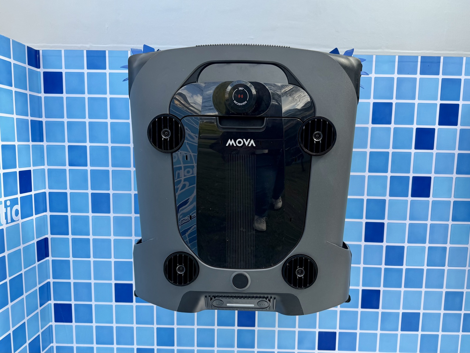 Un robot de piscina a 2,499 euros con cuatro propulsores