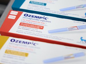 Uno no puede leer ni conducir, el otro ya no