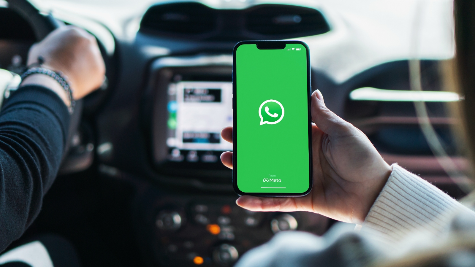 WhatsApp mejora su experiencia en CarPlay para todos los usuarios