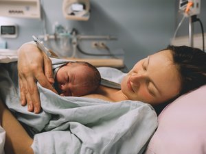 ¿Por qué las mujeres dan a luz más a menudo