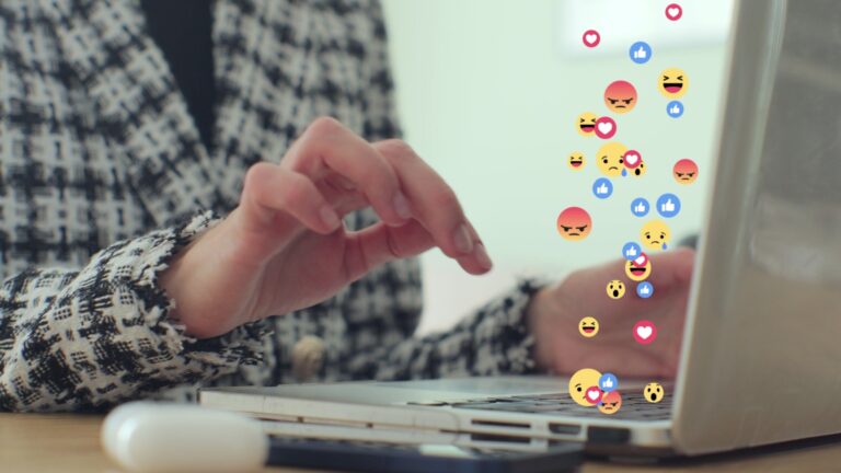 ¿Usas emojis en la oficina? Este estudio podría disuadirte de