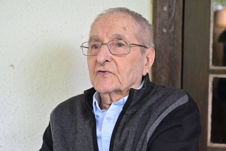 Marcello en su centenario rodeado de su familia.