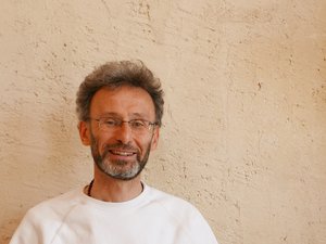 Yvon Debrosse, el profesor de yoga de Gers que participó