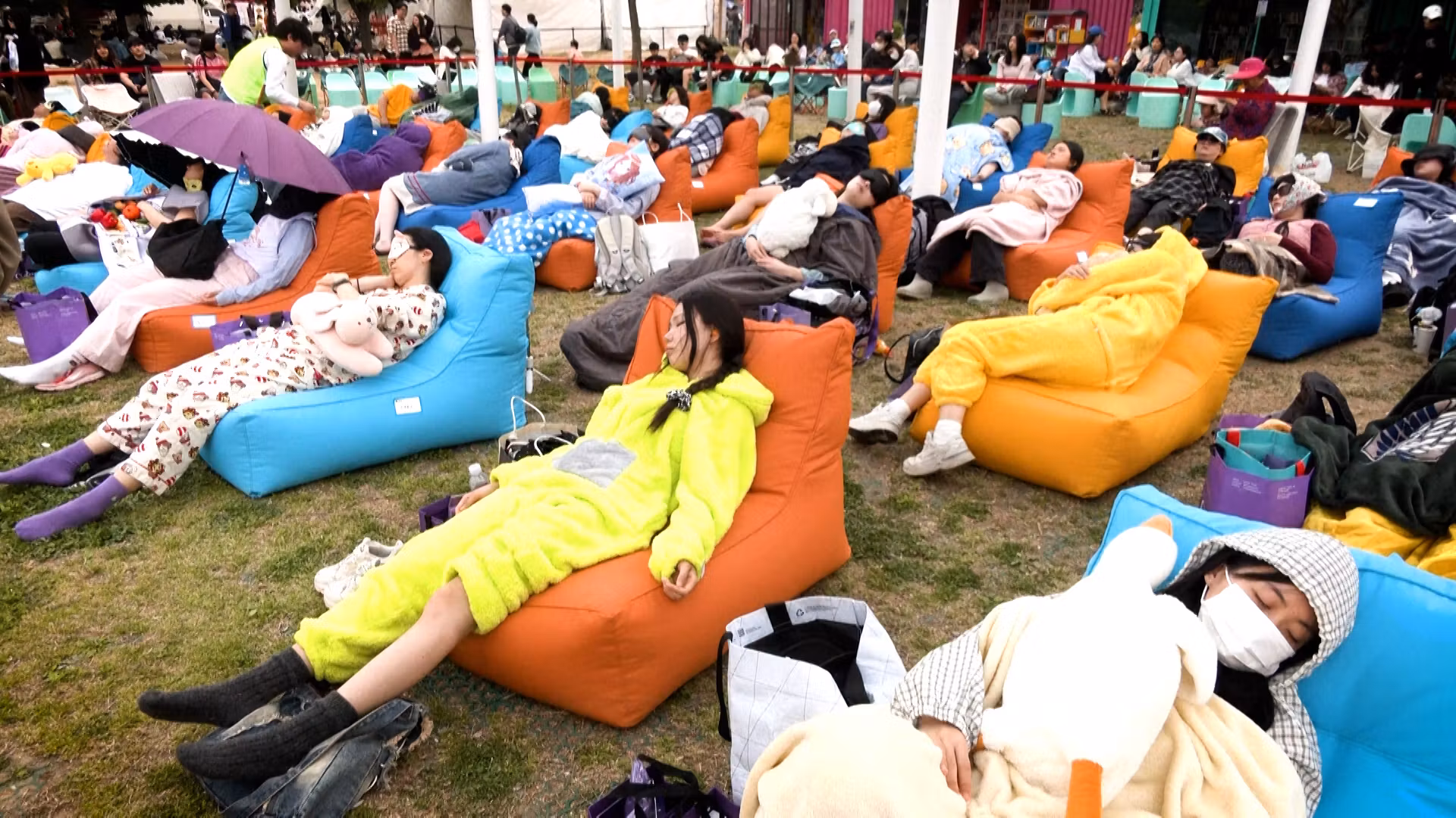 A Séoul, un concurso de siesta organizado para sensibilizar sobre