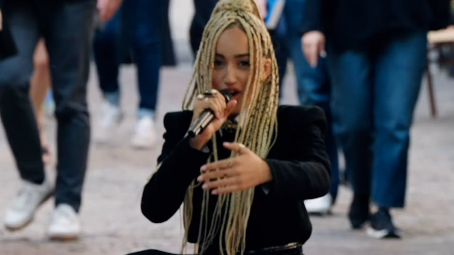 Eurovisión 2026: Monroe defiende su título «Regarde» con un flashmob