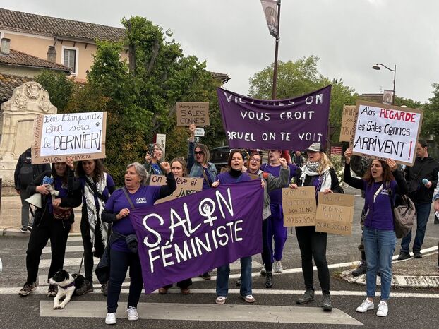 « Las malas chicas llegan »: un colectivo feminista se reúne frente