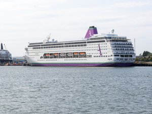 1700 personas confinadas en un barco en Burdeos: una persona