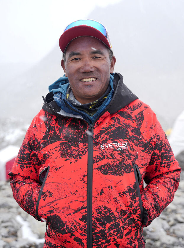Nepal: dos escaladores establecen nuevos récords en la cima del